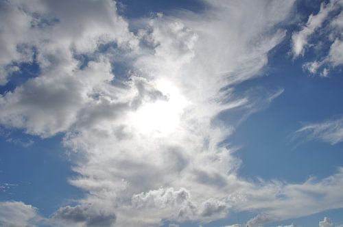 Derrière les nuages, le soleil brille