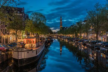 Reflectie in de Prinsengracht bij de Westertoren in Amsterdam