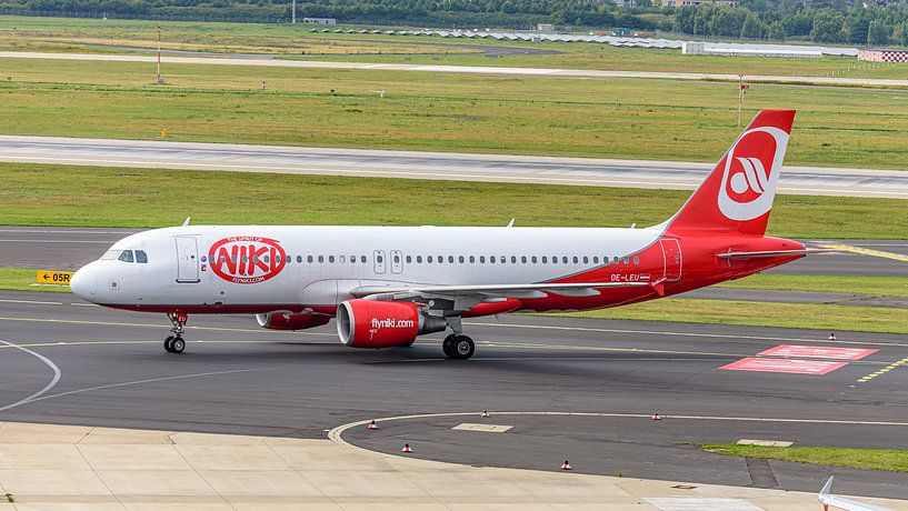 L'avion de ligne Airbus A320 de Niki. par Jaap van den Berg