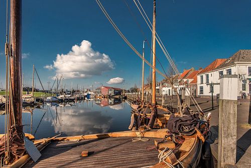 Doorkijkje op de haven van Elburg met wolk en weerspiegeling
