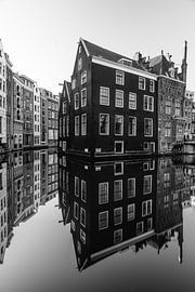 Kanaal en oude huizen in Amsterdam, Nederland.