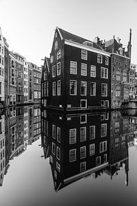 Kanaal en oude huizen in Amsterdam, Nederland.