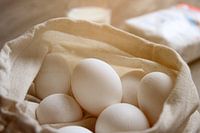 Symbolbild Backzutaten: Eier im Stoffbeutel