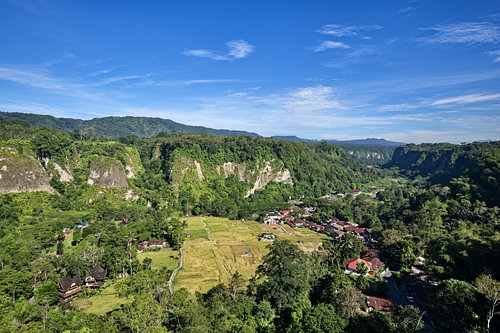 Üppige Natur und Klippen in Bukittinggi
