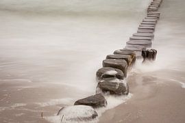 Buhnen in de branding van de zee