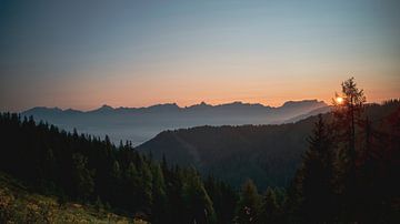 Blue hour op de bergen - mooie zonsopgang met uitzicht op de Alpen en heldere hemel van chamois huntress