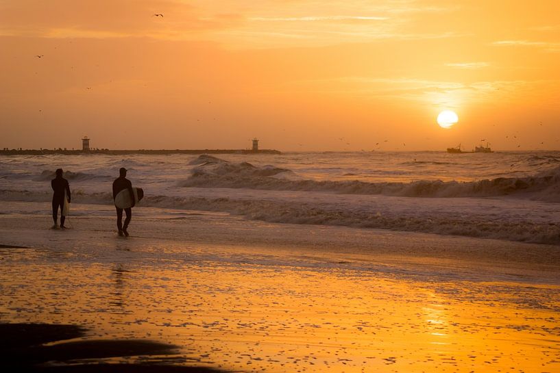 Surfcheck in Scheveningen bei Sonnenuntergang von Bart Hageman Photography