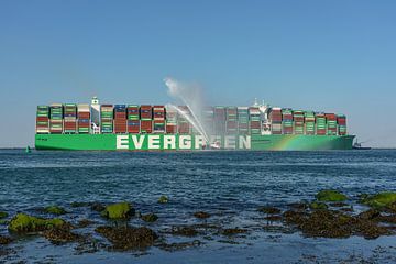 Welkom: Containerschip Ever Alot van Evergreen. van Jaap van den Berg