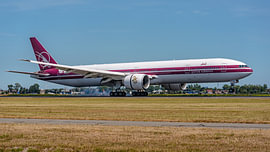 Eine Boeing 777-300 der Qatar Airways in Retro-Lackierung. von Jaap van den Berg