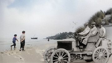 Des enfants qui jouent et une voiture sur la plage