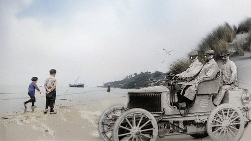 Spelende kinderen en een automobiel op het strand