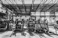 industriële machines in een met licht overgoten loods van Okko Huising - okkofoto thumbnail