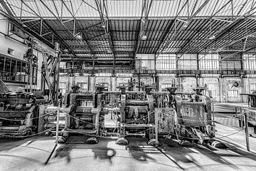 la machinerie industrielle dans un hangar léger sur okkofoto