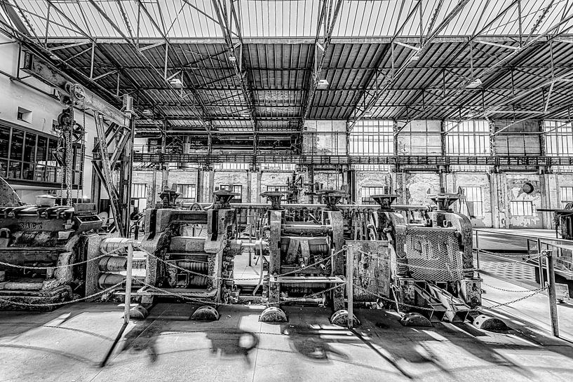industriële machines in een met licht overgoten loods van Okko Huising - okkofoto