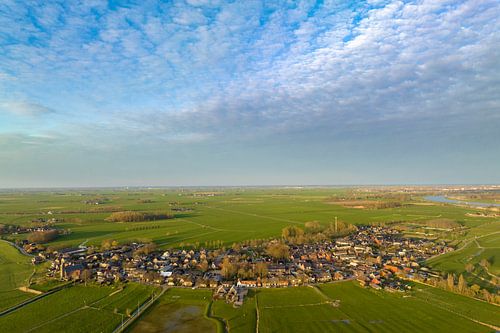 Wilsum dorp aan de IJssel van boven tijdens zonsondergang