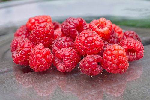 Rode framboos op bord