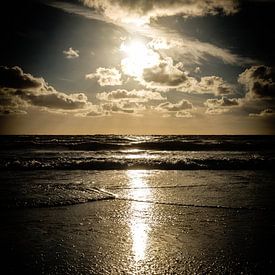 Un romantique coucher de soleil doré sur la plage de la mer du Nord sur Diana van Neck Photography