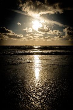 Ein romantischer goldener Sonnenuntergang am Nordseestrand