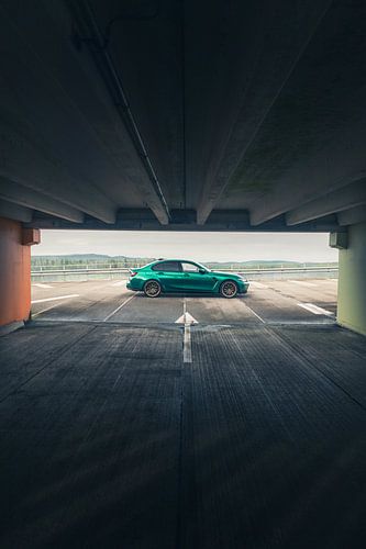 BMW M3 G80 dans un parking avec un éclairage contrasté dramatique