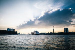 Un navire de croisière de Rotterdam quitte son port sur Pieter Wolthoorn