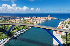 Drohnenaufnahme von Willemstad mit Juliana-Brücke von Keesnan Dogger Fotografie