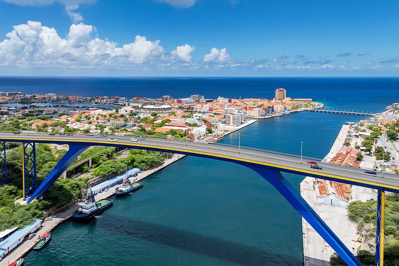 Drone opname van Willemstad met Julianabrug van Keesnan Dogger Fotografie