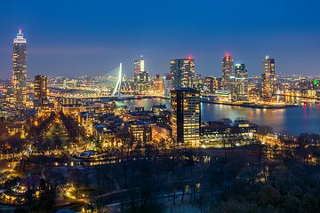 Rotterdam Skyline in de avond van Reno Mekes