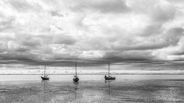 Boote auf dem Wattenmeer Ameland in Schwarz und Weiß