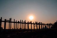De U-Bein Bridge bij zonsondergang in Myanmar van Maartje Kikkert thumbnail
