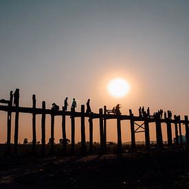De U-Bein Bridge bij zonsondergang in Myanmar van Maartje Kikkert