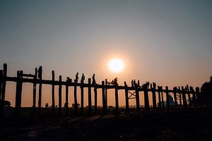 Die U-Bein Brücke bei Sonnenuntergang in Myanmar von Maartje Kikkert