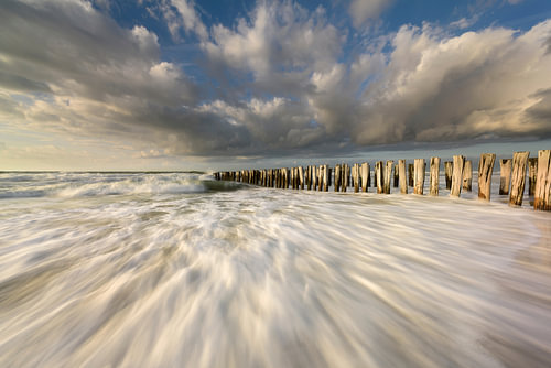 Golfbrekers in de zee