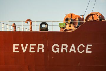 Het voorschip van de Ever Grace met haar zware ankerlieren in de haven. van scheepskijkerhavenfotografie