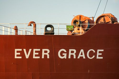 Het voorschip van de Ever Grace met haar zware ankerlieren in de haven.