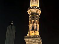Beleuchtetes Minarett bei Nacht