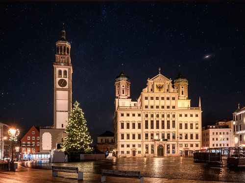 Verlichte kerstboom voor het stadhuis van Augsburg