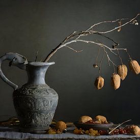 Nature morte d'un pichet en poterie avec une branche de noyer séchée sur John van den Heuvel