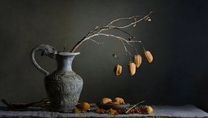 Nature morte d'un pichet en poterie avec une branche de noyer séchée