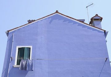 Blauw huis met blauw wasgoed