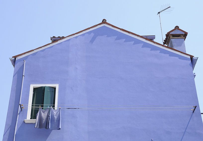 Blauw huis met blauw wasgoed by Annelies van der Vliet