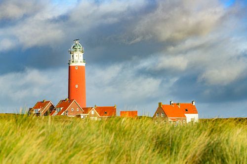 Vuurtoren van Texel in de duinen tijdens een stormachtige herfstochtend