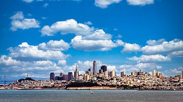 Skyline San Francisco Californië als een panorama-opname met hemel en wolken van Dieter Walther