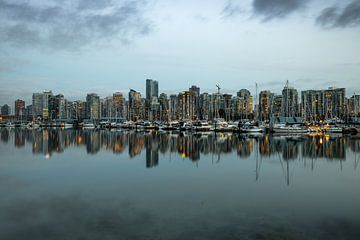 De skyline van Vancouver in Canada van Roland Brack