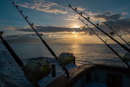 Pêche en mer au lever du soleil