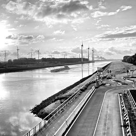 Ochtendlicht over het Hartelkanaal van JacArt Prints