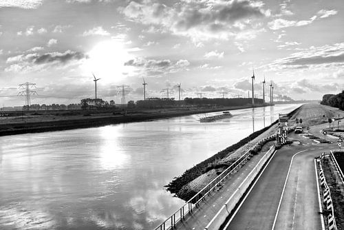 Ochtendlicht over het Hartelkanaal