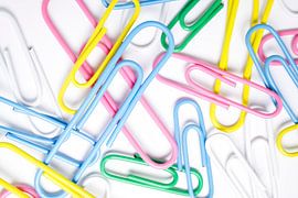 Bunte Büroklammern auf Weiß von Iris Holzer Richardson