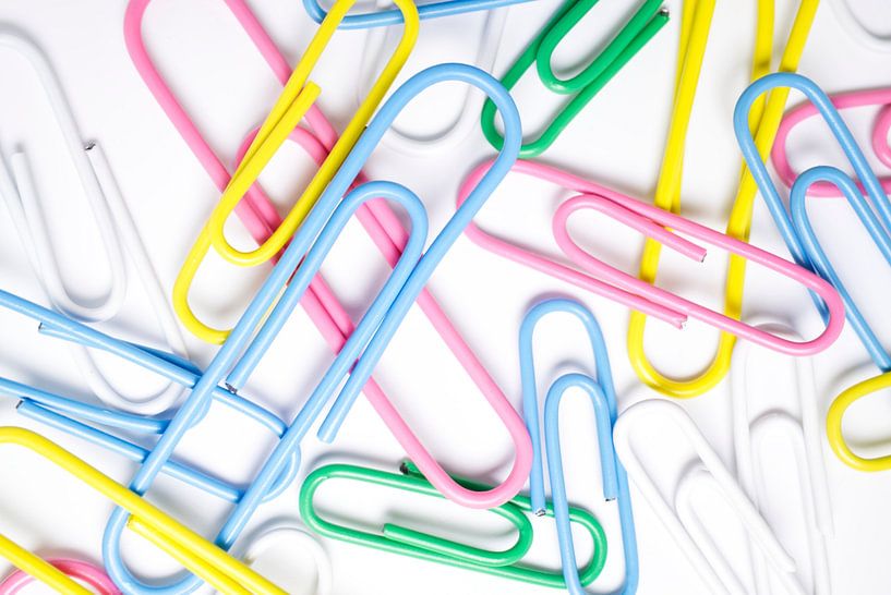 Kleurrijke paperclips op wit van Iris Holzer Richardson