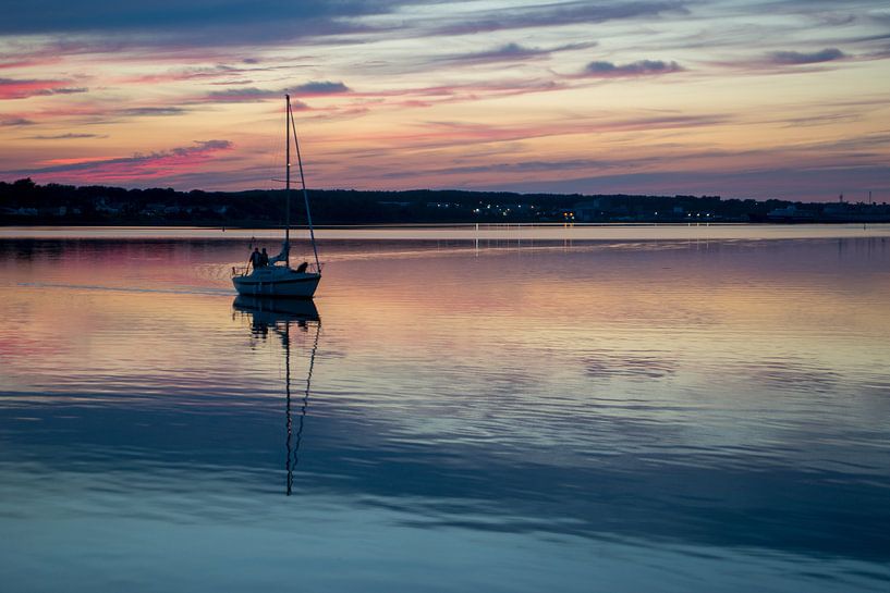 Bateau à voile entrant dans le port de Sydney (Canada) devant un coucher de soleil pittoresque par Hans-Heinrich Runge