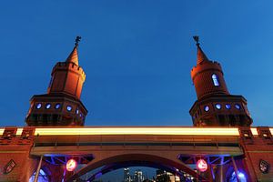 Oberbaumbrücke Berlin mit U-Bahnzug